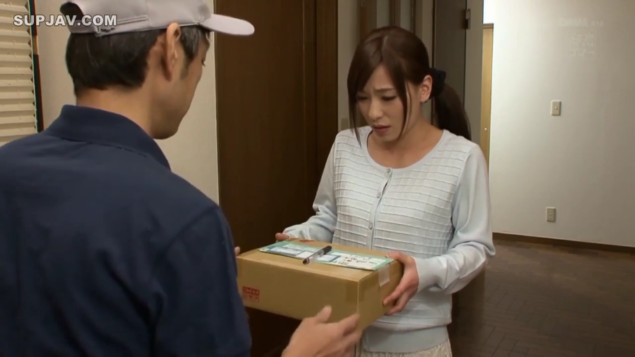 Stand · Medium shot · Plot · cardboard box · Sweater · 玄关 · 忧虑 · 签收快递
