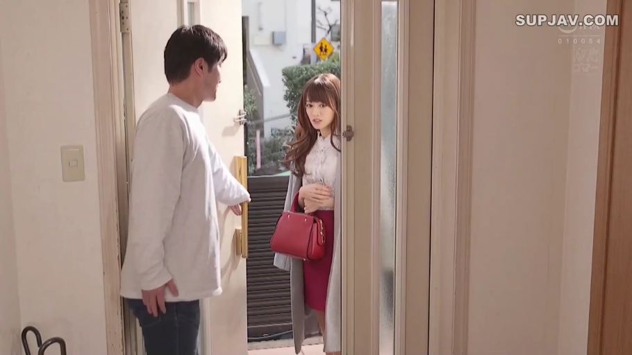惊讶 · 手提包 · 男式长袖卫衣 · 门口 · 女子脸部特写 · 日常装束