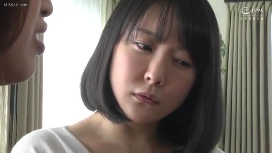 脸部特写 · 白色上衣 · 室内卧室 · 略带困惑
