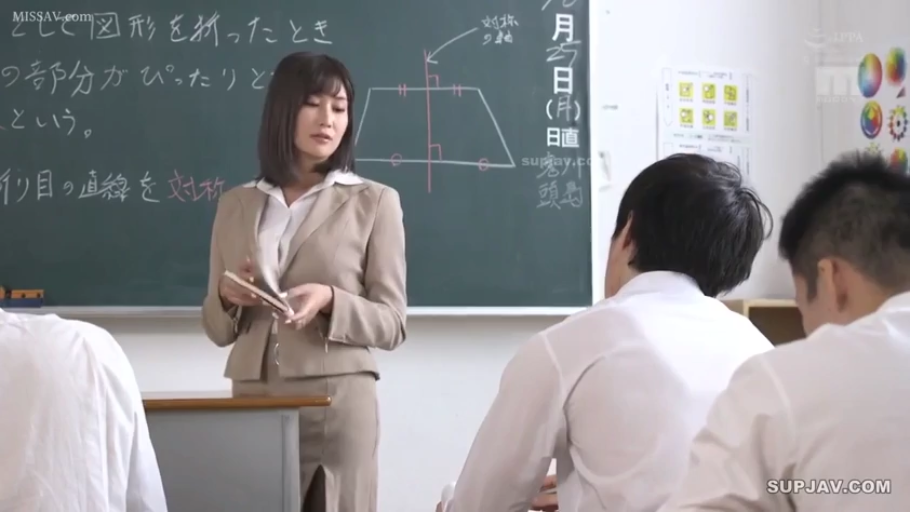 专注 · 教室 · 裙子 · 教案 · 教师半身特写 · 黑板上有数学图形