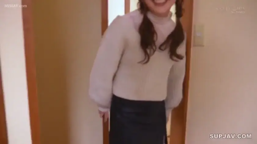 室内 · 站立 · 双马尾 · 笑容 · 毛衣