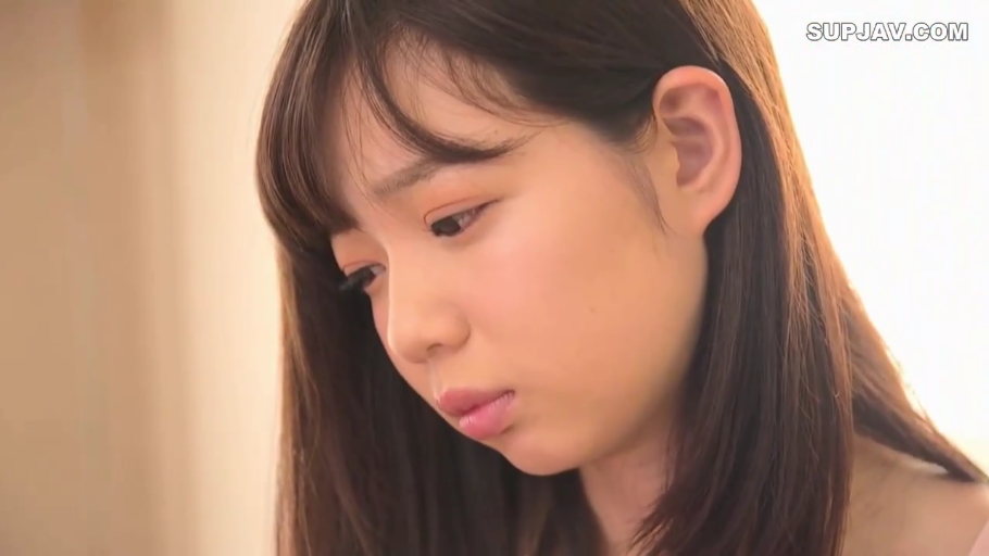 室内 · 沉思 · 忧郁 · 低头 · 面部特写 · 长发 · 浅色上衣