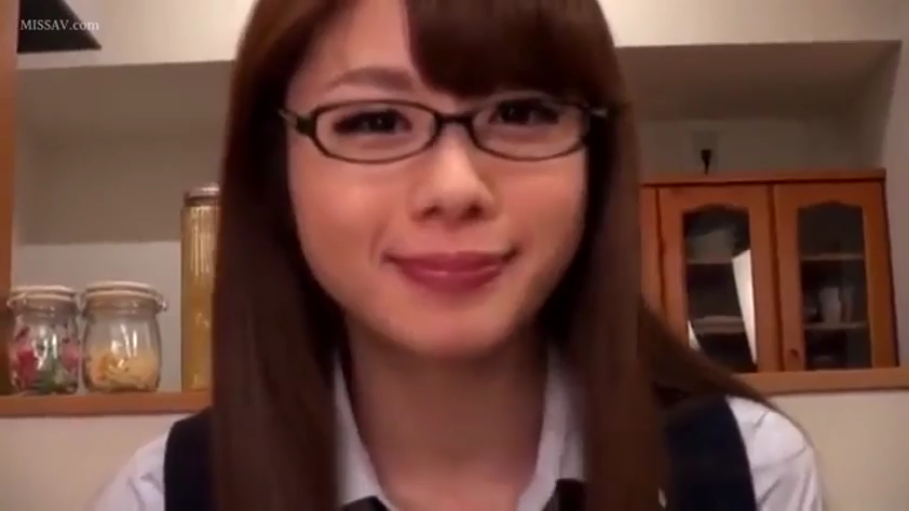 眼镜 · 脸部特写 · 微笑 · 注视 · 长发 · 正面 · OL制服 · 住宅室内