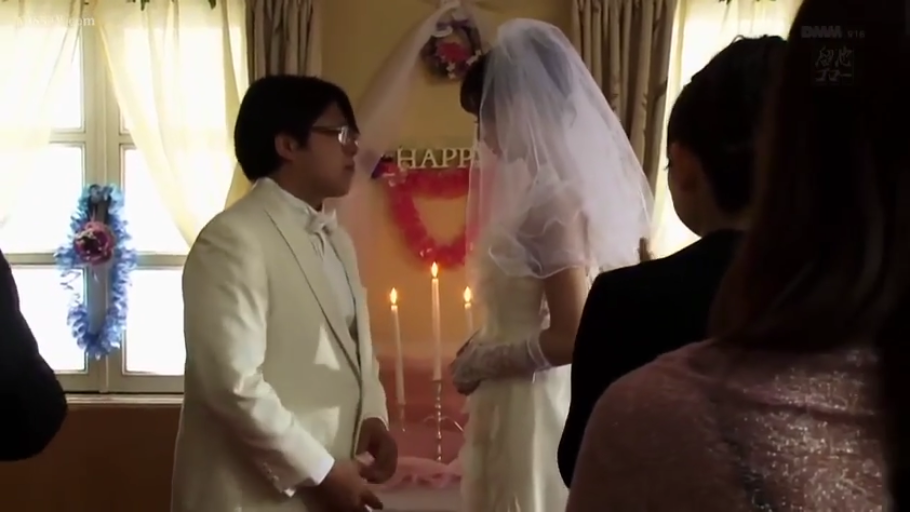 剧情 · 面对面站立 · 婚纱 · 庄重 · 蜡烛 · 婚礼现场 · 举行仪式