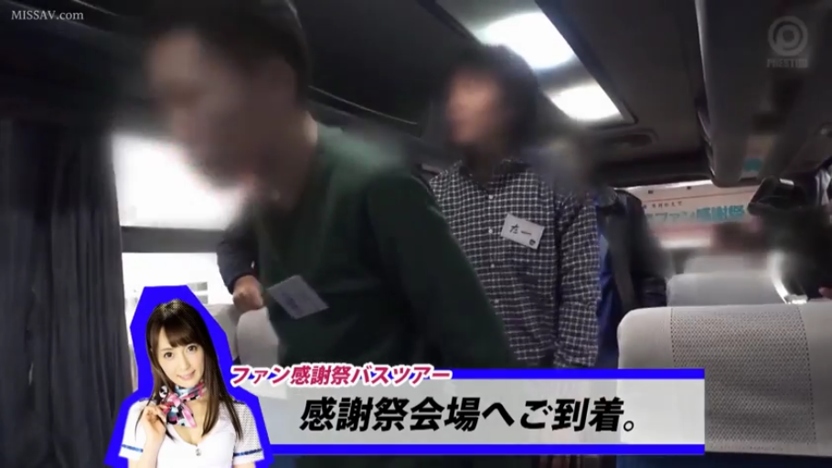 站立 · 中景 · 乘车 · 休闲服 · 模糊 · 座椅 · 巴士内 · 巴士旅游