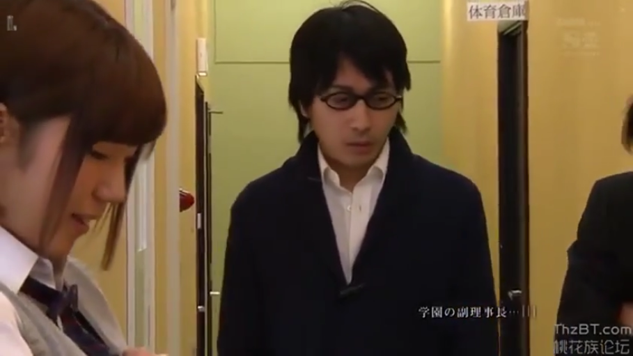 专注 · 眼镜 · 深色西装外套 · 学校走廊 · 男性脸部特写 · 背景有日文字样“体育仓库”