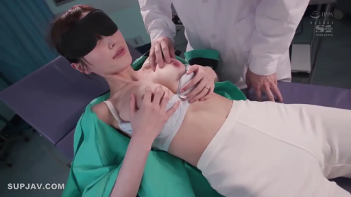 医院 · 检查 · 内衣 · 角色扮演 · 胸部特写 · 仰卧 · 眼罩 · 蒙眼