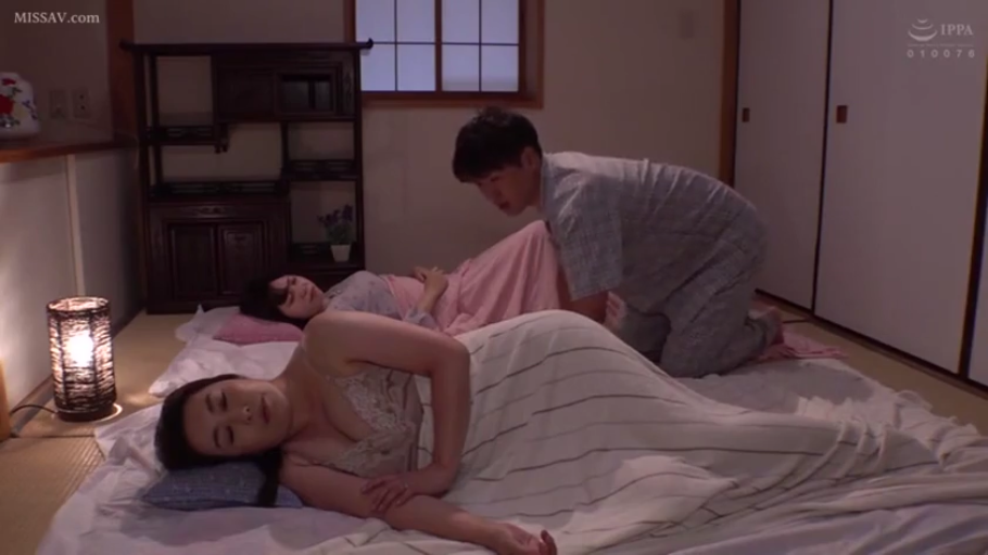 和室 · 中景 · 侧卧 · 睡衣