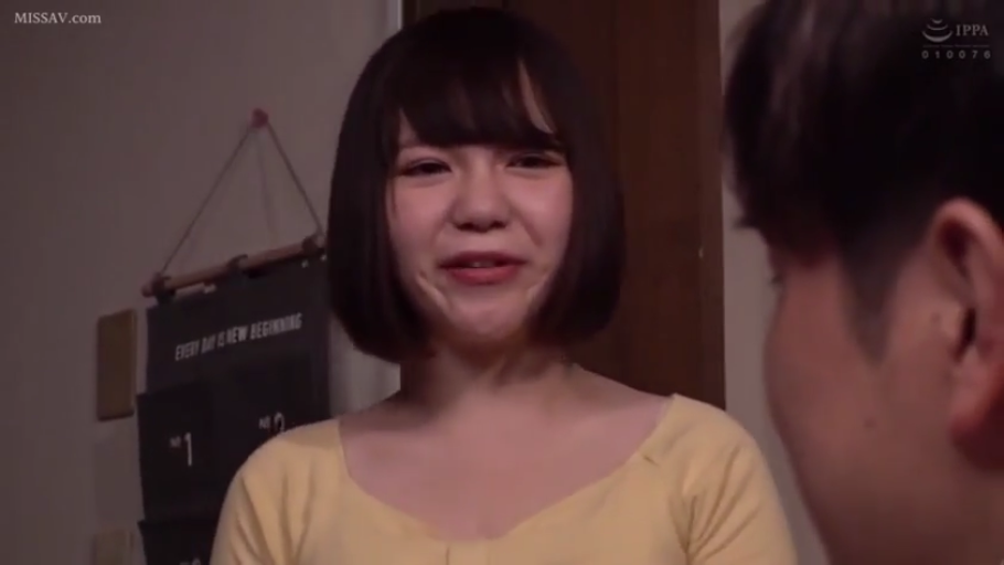 室内 · 微笑 · 面部特写 · 交流 · 短发 · 面对面 · 黄色上衣 · 挂饰