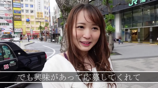 脸部特写 · 自然放松 · 深色内搭 · 字幕 · 火车站广场 · 背景有计程车