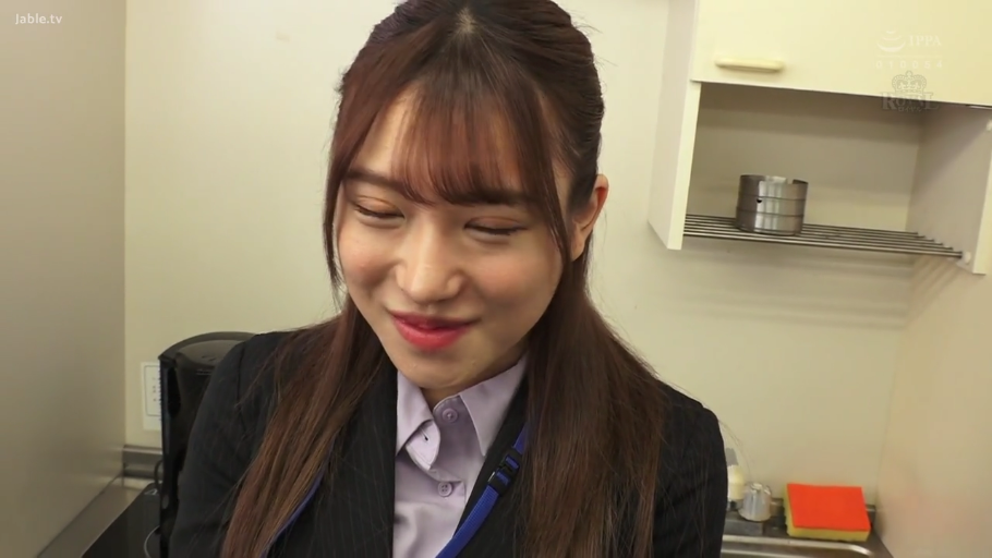 交谈 · 面部 · 办公室 · 站姿 · 微笑 · 职业套装 · 工牌 · 普通