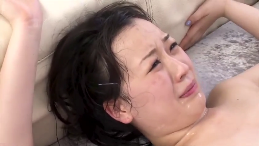 香汗淋漓的肩膀 · 裸体 · 室内沙发 · 汗水痕迹 · 崩溃绝望