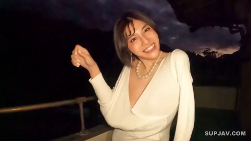 白色低胸连衣裙