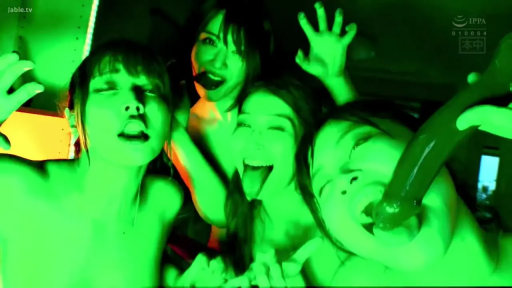 室内 · 迷离 · 面部特写 · 裸体 · 假阳具 · 聚拢 · 绿光 · 口交动作