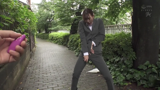 站立 · 职业装 · 痛苦 · 户外 · 跳蛋遥控器 · 遥控器特写 · 户外遥控