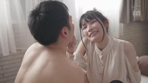 卧室 · 中景 · 微笑 · 枕头 · 调情 · 露肩上衣 · 面对面 · 亚洲