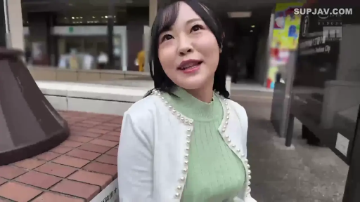 站立 · 面部特写 · 户外街头 · 白色珍珠开衫