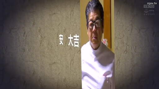 脸部特写 · 室内背景 · 面无表情 · 白色厨师服 · 画面有IPPA认证标志 · 厨师服