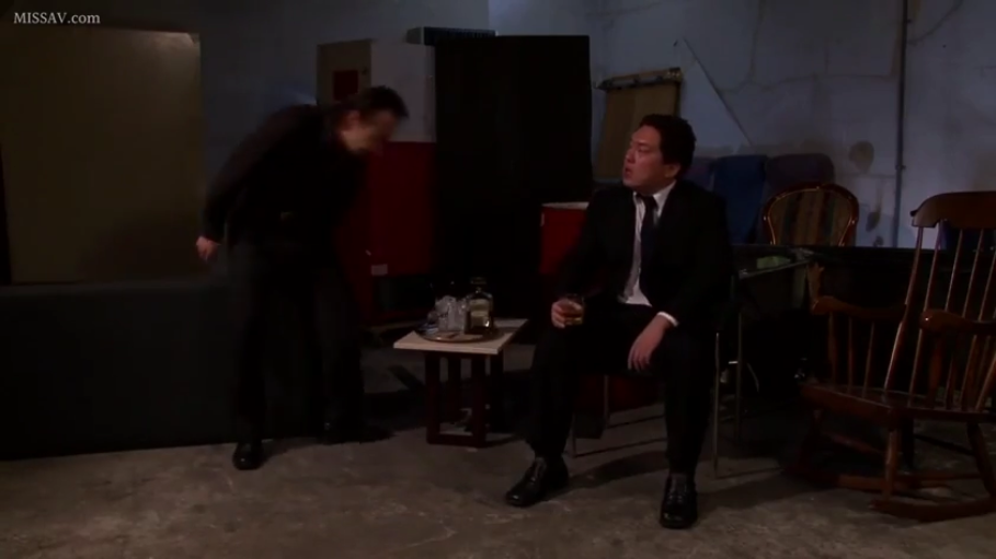 专注 · 酒杯 · 密室 · 低光照 · 正装西服 · 男人面部特写