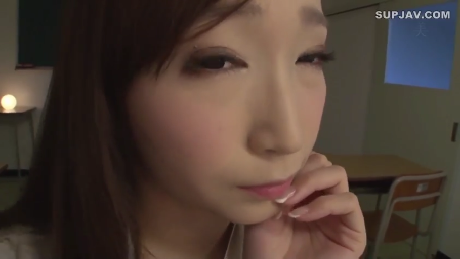 教室 · 脸部特写 · 课桌 · 衬衫 · 诱惑 · 凝视 · 熟女 · 托腮
