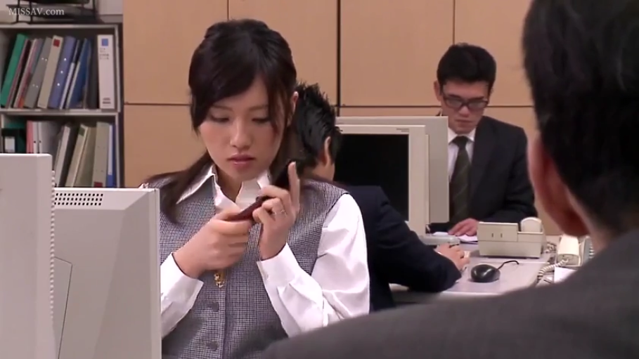 若有所思 · 办公室 · 灰色格纹制服马甲 · 办公设备 · 人物面部特写