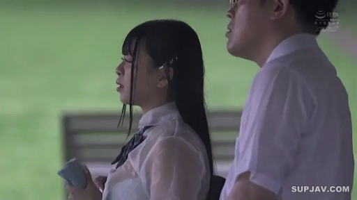 面无表情 · 公園 · 白色学生制服衬衫 · 侧面头部特写 · 下雨背景
