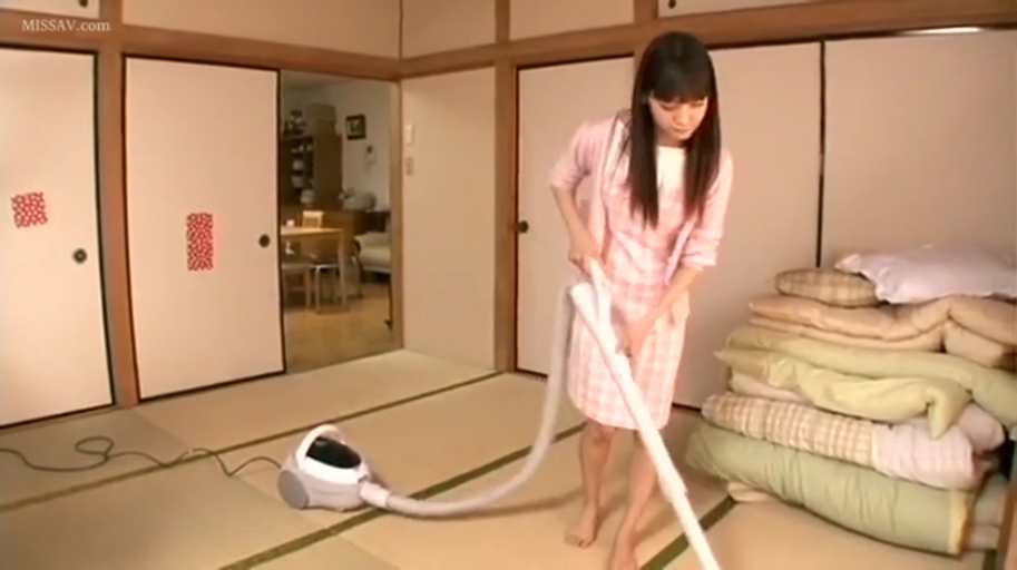 专注 · 和室 · 全景 · 站立弯腰 · 吸尘器 · 粉色格纹裙 · 使用吸尘器