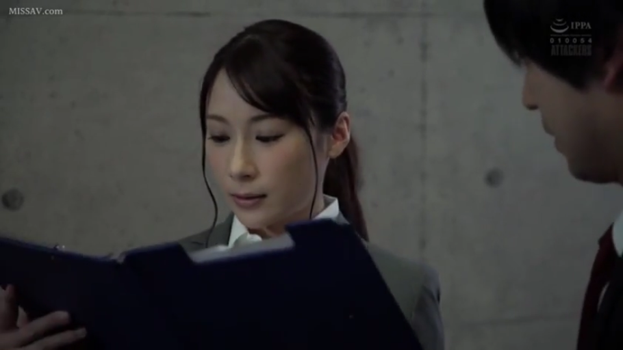 室内 · 专注 · 站立 · 中景 · 职业装 · 文件夹 · OL · 阅读