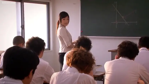 专注 · 教室 · 粉笔 · 学生校服衬衫 · 黑板几何图像 · 黑板上有数学图形