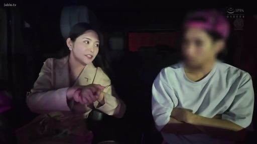 坐姿 · 交谈 · 中景 · 自然 · 西装外套 · 夜间 · 汽车内部