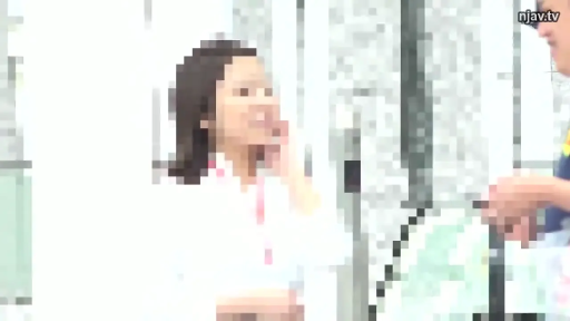 上半身中景 · 办公室 · 说话 · 白色衬衫 · 工牌挂绳