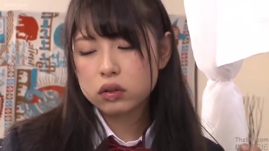 室内 · 嘴角特写 · 虚脱 · 红色领结 · 口交结束 · 嘴角的精液