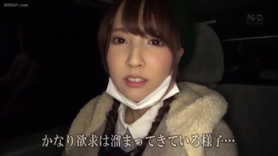 若有所思 · 脸部特写 · 米色毛绒外套 · 口罩 · 日文字幕 · 汽车内