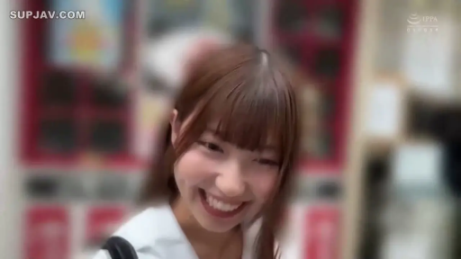 室内 · 脸部特写 · 站立 · 微笑 · 对视 · 水手服 · 亚洲女性 · 背包带