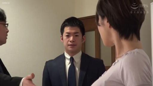 公寓 · 专注 · 日本成人电影风格 · 浅色短袖上衣 · 中景镜头