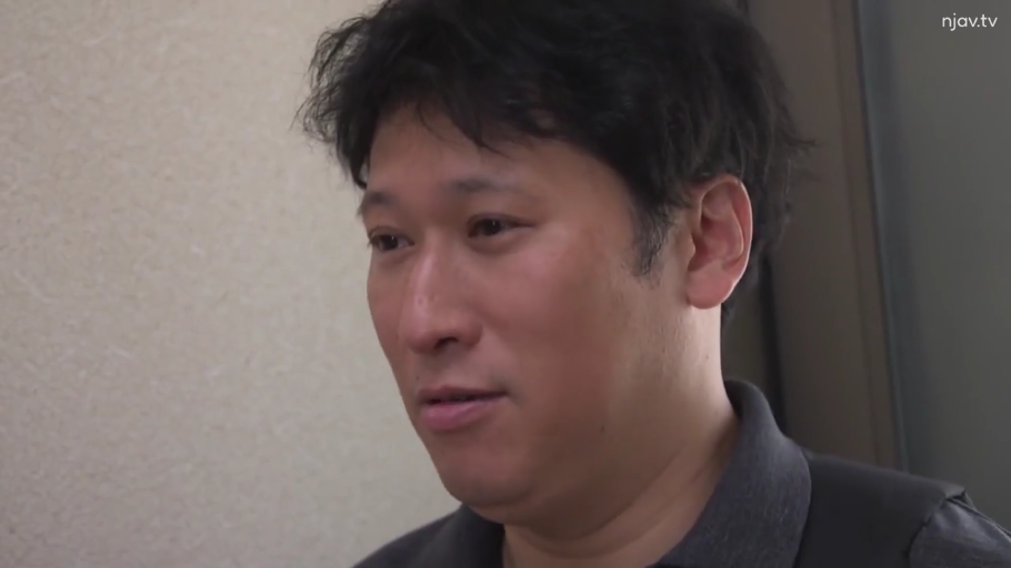 室内 · 淡然 · 面部特写 · 灰色翻领短袖