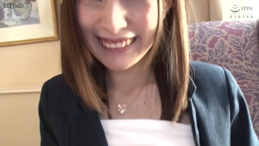 室内 · 坐姿 · 面对镜头 · 面部特写 · 笑容 · 西装