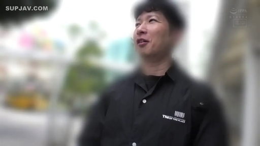 站姿 · 半身 · 户外 · 黑色衬衫