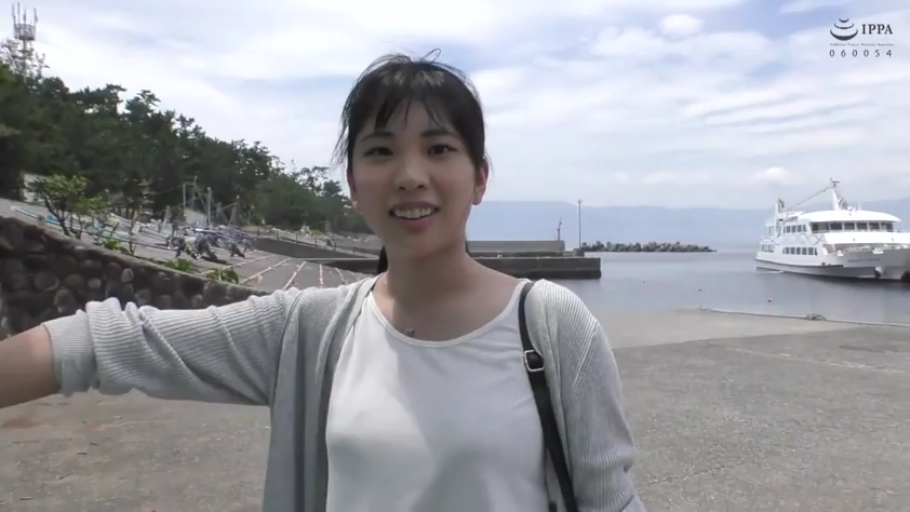 开朗 · 码头 · 背包 · 灰色开衫外套 · 有轮船背景 · 人物半身像
