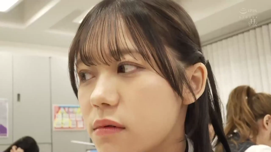 办公室 · 眼睛特写 · 略带不安 · 深色系上衣