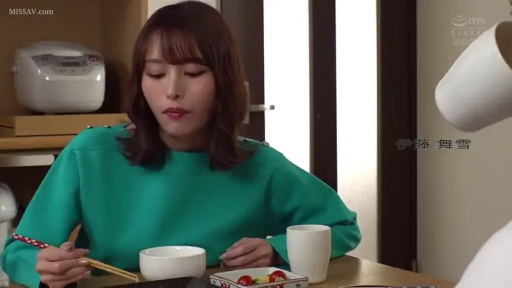 坐姿 · 平静 · 餐厅 · 进食 · 餐具 · 半身像 · 绿色长袖上衣