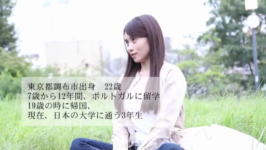 上半身特写 · 交谈状 · 浅色开衫外套 · 户外草坪 · 文字显示个人背景信息