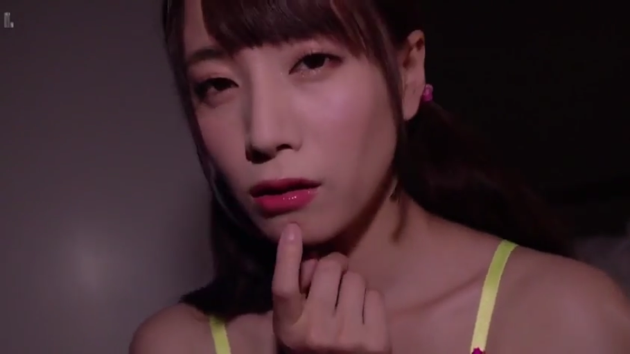 室内 · 唇部特写 · 神情迷离 · 暗光环境 · 荧光黄细肩带内衣