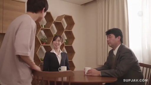 室内 · 坐姿 · 交谈 · 全景 · 微笑 · 剧情 · 西装 · 水杯