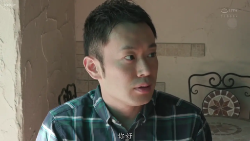 室内 · 坐姿 · 交谈 · 自然 · 面部特写 · 格纹衬衫 · 桌椅 · 成年男性