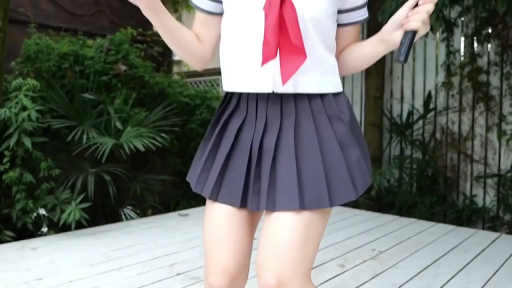 百褶裙 · 木质平台 · 腿部特写 · 跳绳