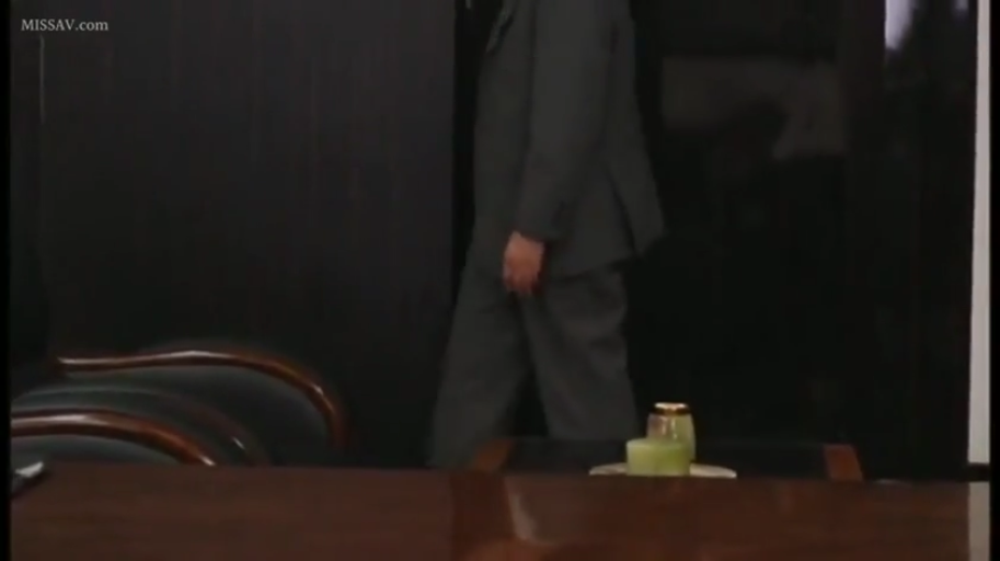 办公室 · 灰色西装
