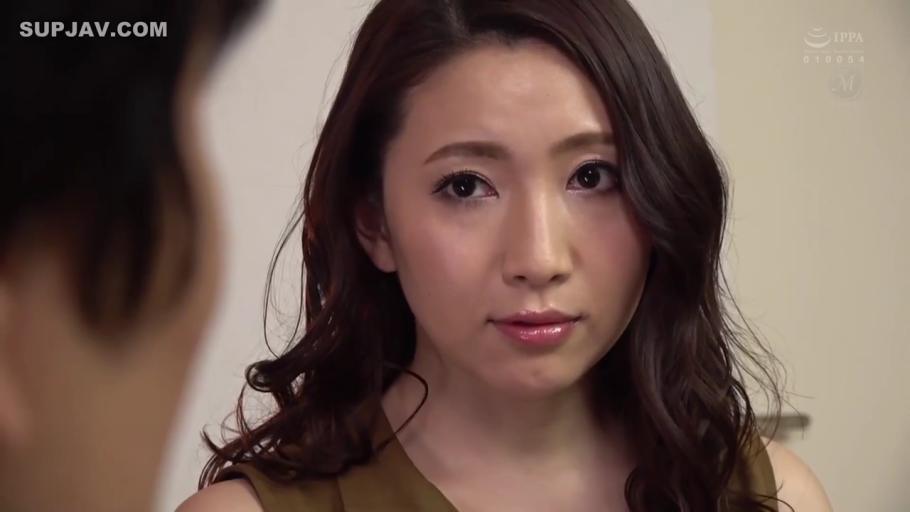 室内 · 深情 · 无袖上衣 · 人物面部特写