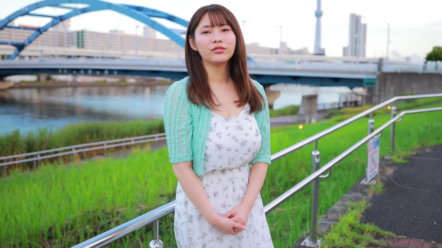 站立 · 自然 · 半身 · 凝视 · 户外 · 栏杆 · 长发 · 碎花连衣裙