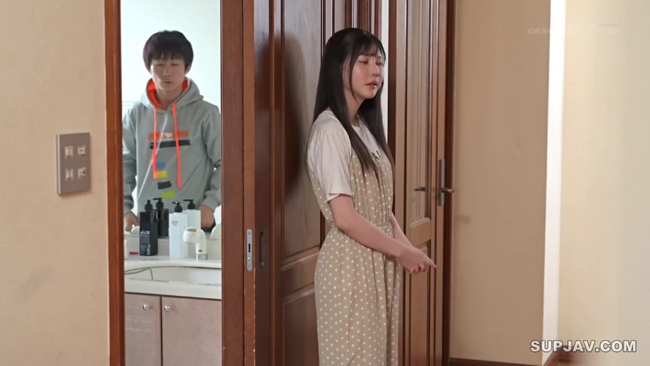 室内 · 全身 · 站姿 · 波点连衣裙